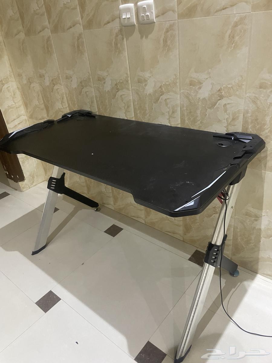 طاولة وكرسي قيمنق شبه جديد64578759340289112