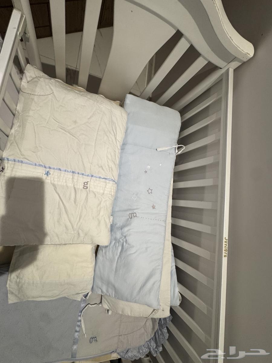 Bed with quilt and everything in the picture for only 25064575615430529111