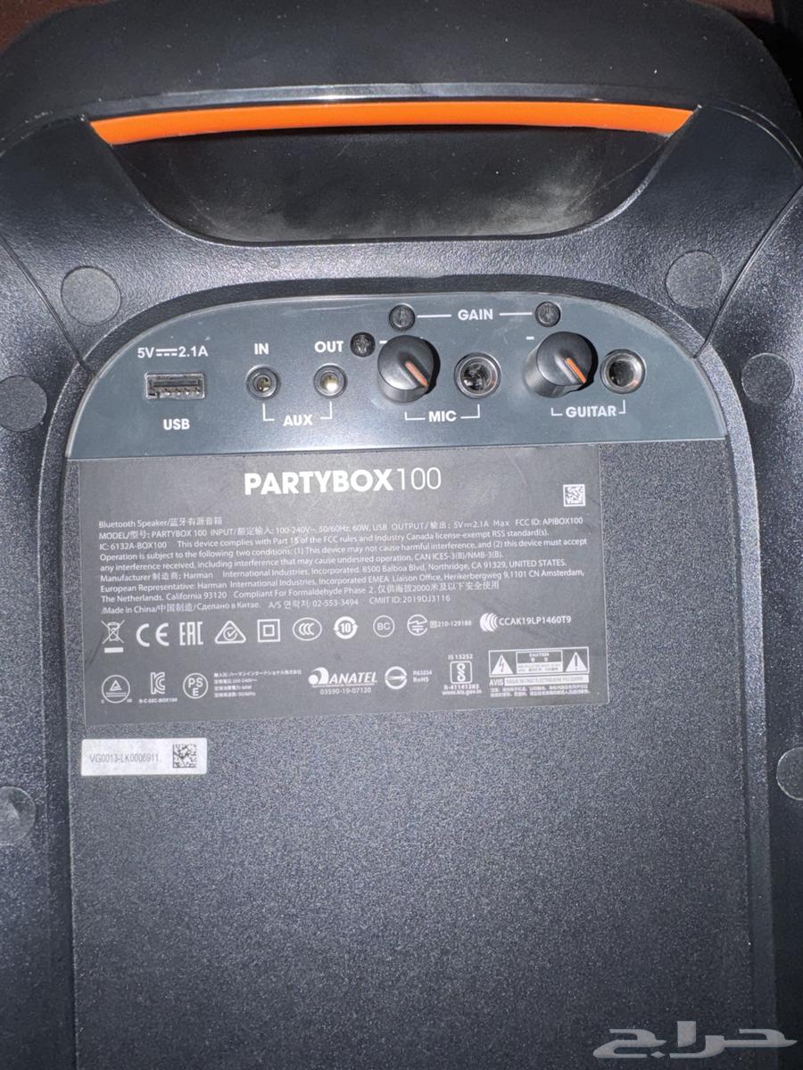 مكبر الصوت الظاهر في الصورة هو JBL PartyBox 100.64576743028739112