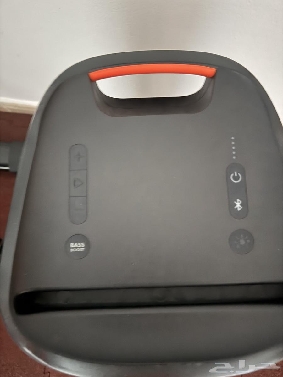 مكبر الصوت الظاهر في الصورة هو JBL PartyBox 100.64576743028739111