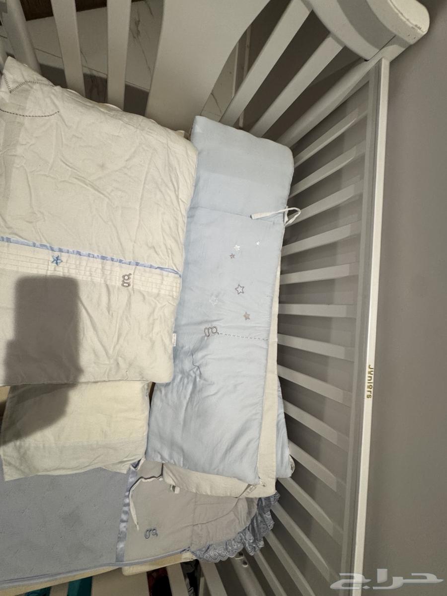 Bed with quilt and everything in the picture for only 25064575615430529112