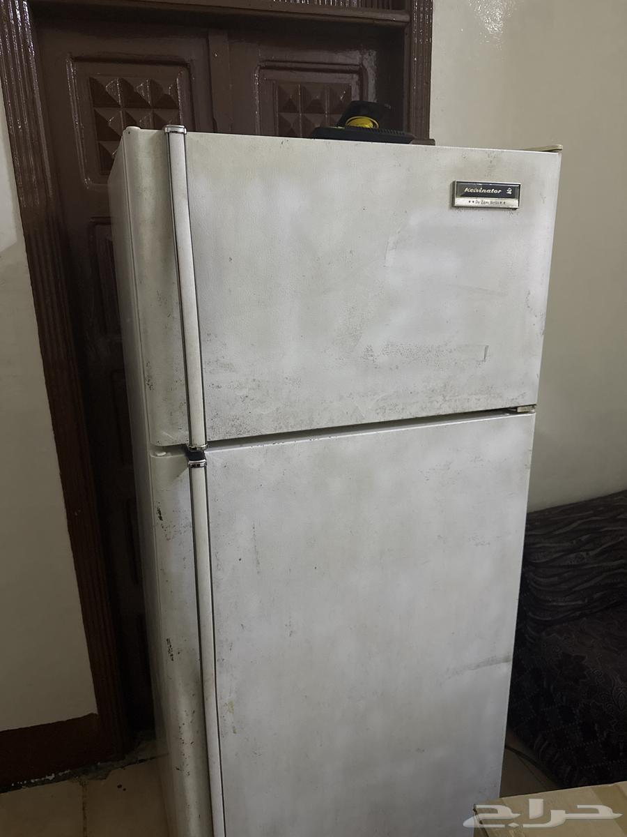 Refrigerator and washing machine64577177791875110