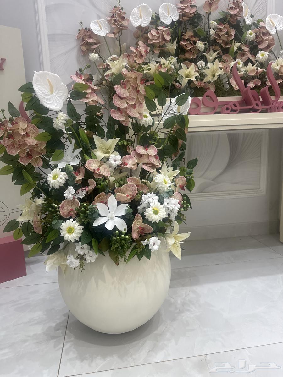 Flowers and tables64575475781506111