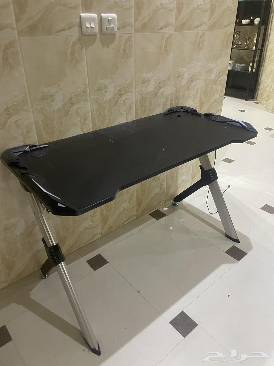طاولة وكرسي قيمنق شبه جديد64578759340289111
