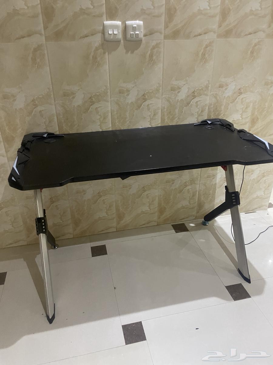 طاولة وكرسي قيمنق شبه جديد64578759340289110