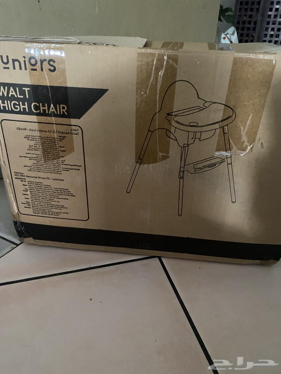 Children's dining table and chair.64579293902593112