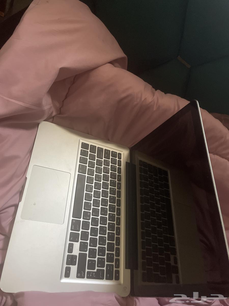 كمبيوتر ماك بوك بحاله ممتازه السعر 1800 لا يوجد كرتون64573066542339111