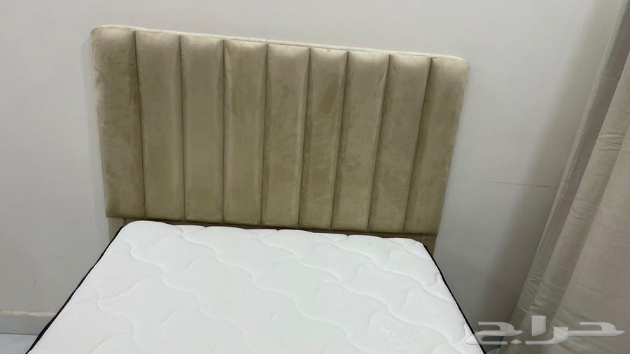 سرير   مرتبة طبية مستعمل و نضيف مره و اخو الجديد .السعر 85064571971859715111