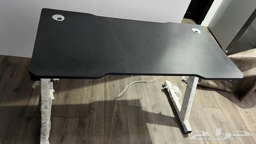 للبيع طاولة مكتبيه ( قيمينج )64578395617409111