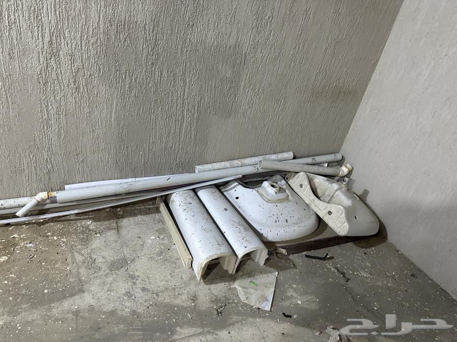 مكيف شباك ومغسلتين وبلاط للبيع64579357982977112