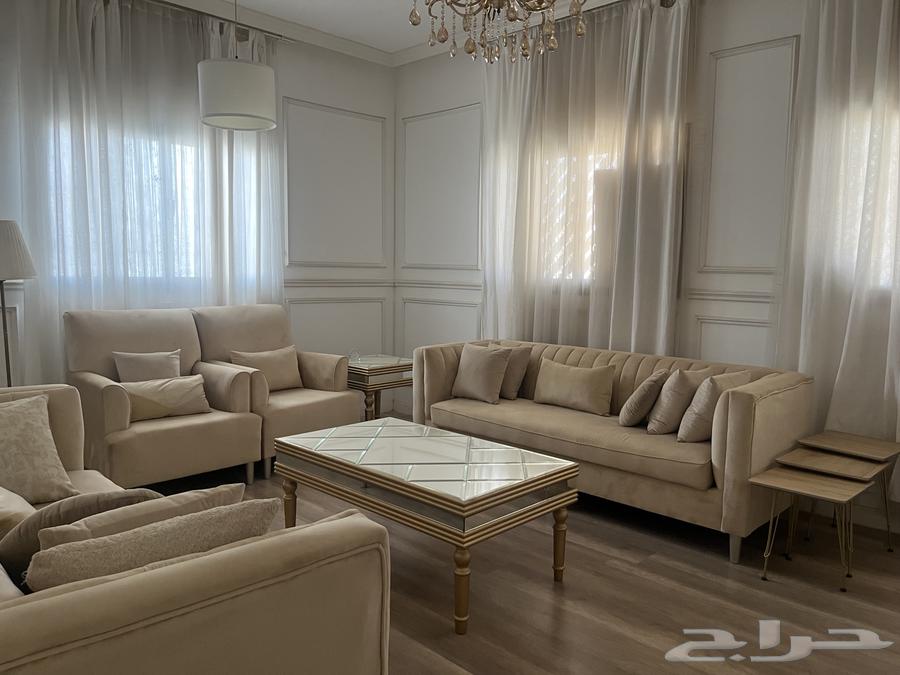 مجلس كامل كنب جديد مع طاولات زجاج و خدمة و ثريات64579197817601110