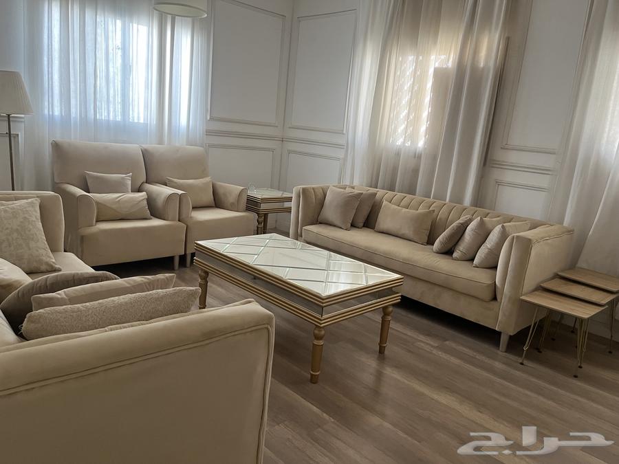 مجلس كامل كنب جديد مع طاولات زجاج و خدمة و ثريات64579197817601114