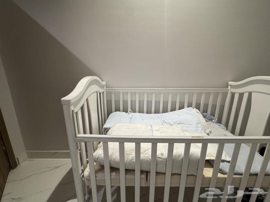 Bed with quilt and everything in the picture for only 25064575615430529110