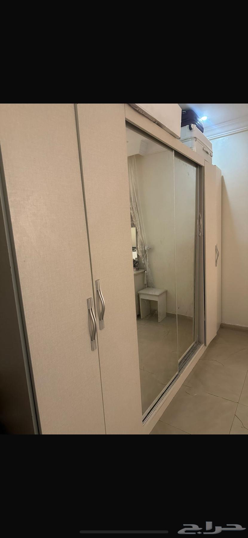 عندي دولاب و تسريحه و سرير اخدتها8 الالف البيع ب ثلاثه آلاف64572215343363110
