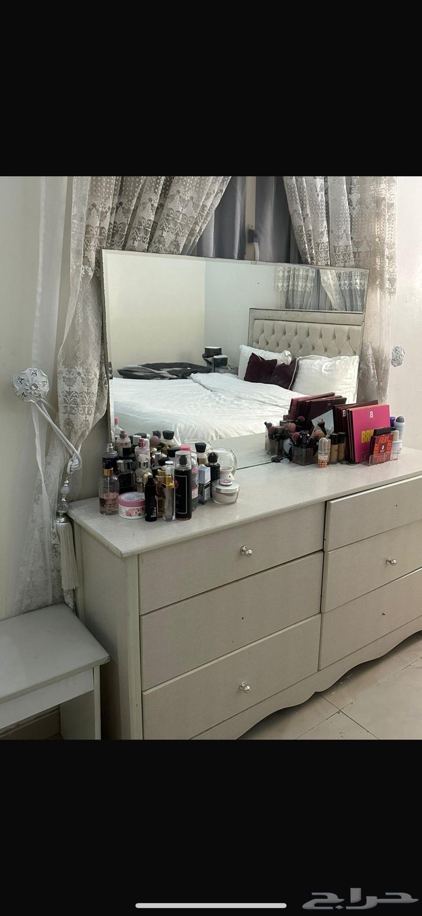 عندي دولاب و تسريحه و سرير اخدتها8 الالف البيع ب ثلاثه آلاف64572215343363112