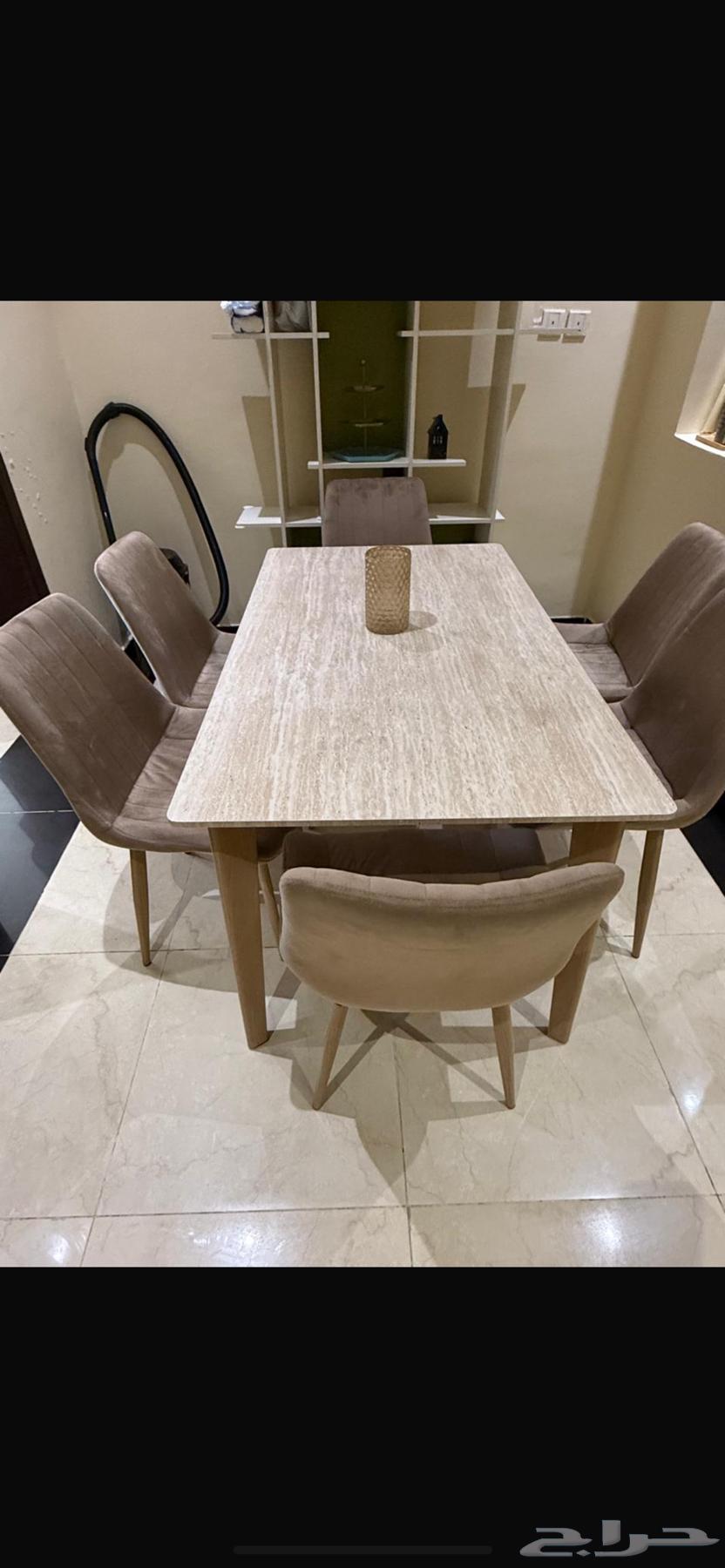 طاولة طعام مع ستة اشخاص64575629417089111