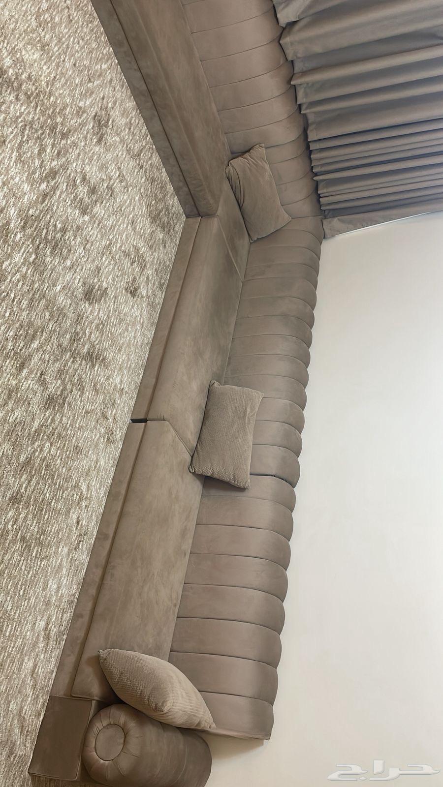 New floor sofa three months old, new with blackout curtains and Wi-Fi64575168276226111