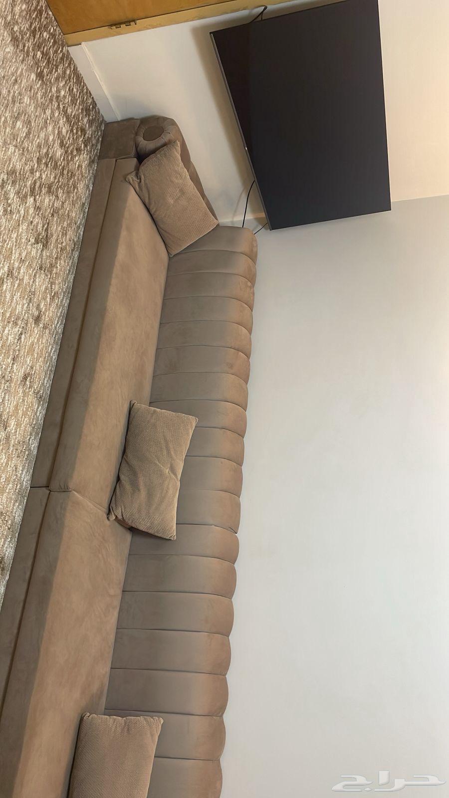 New floor sofa three months old, new with blackout curtains and Wi-Fi64575168276226112