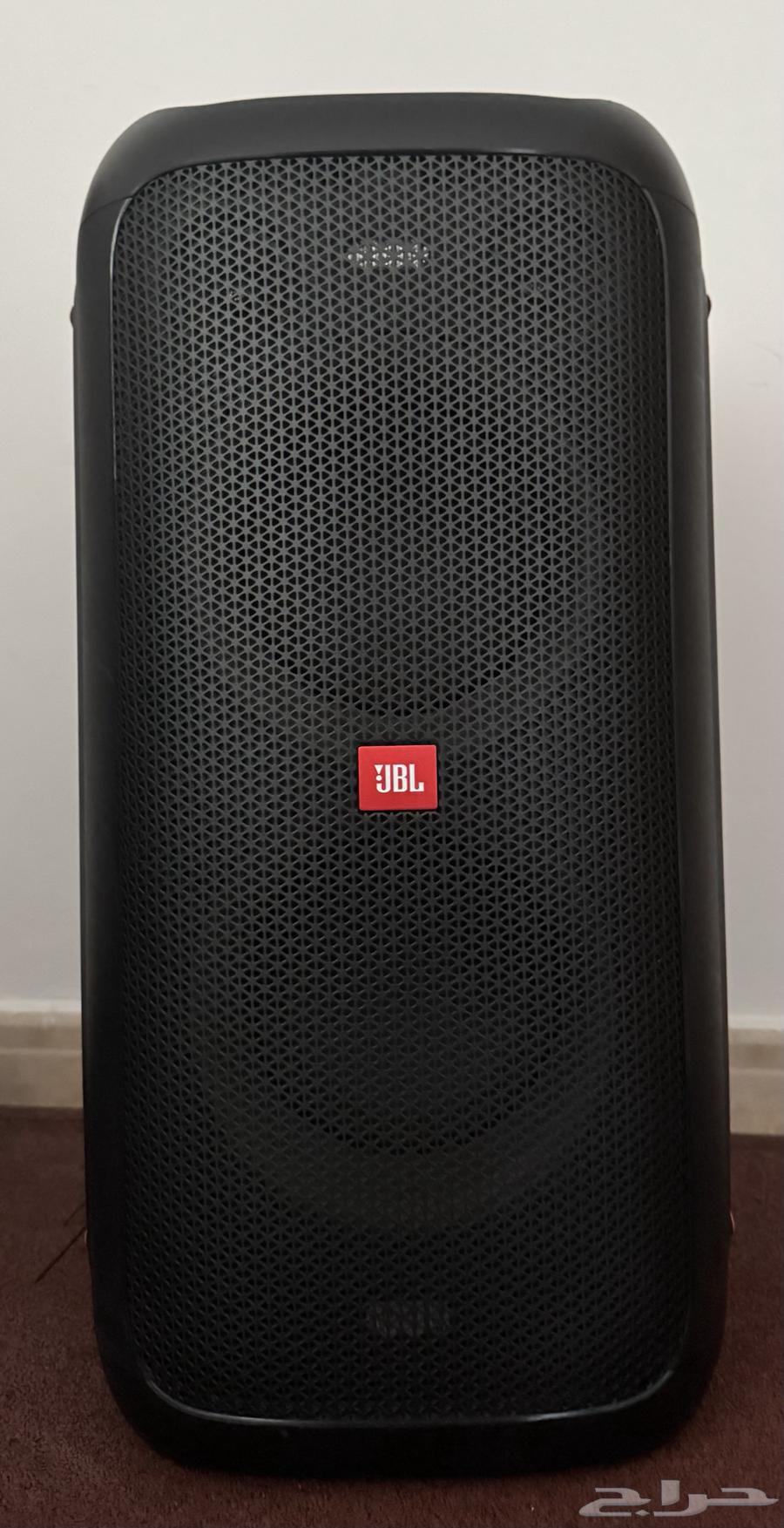 مكبر الصوت الظاهر في الصورة هو JBL PartyBox 100.64576743028739110