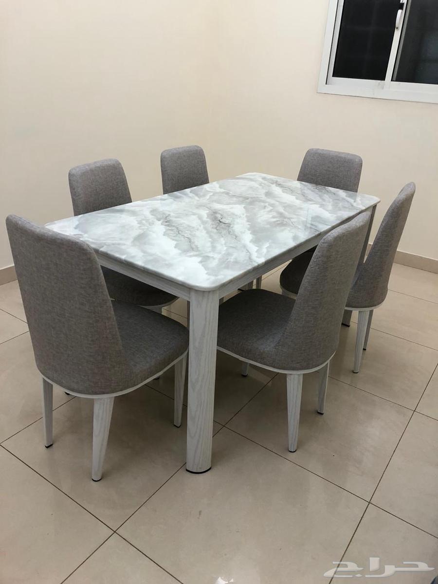 Dining table with 6 chairs in excellent condition64575196295938110