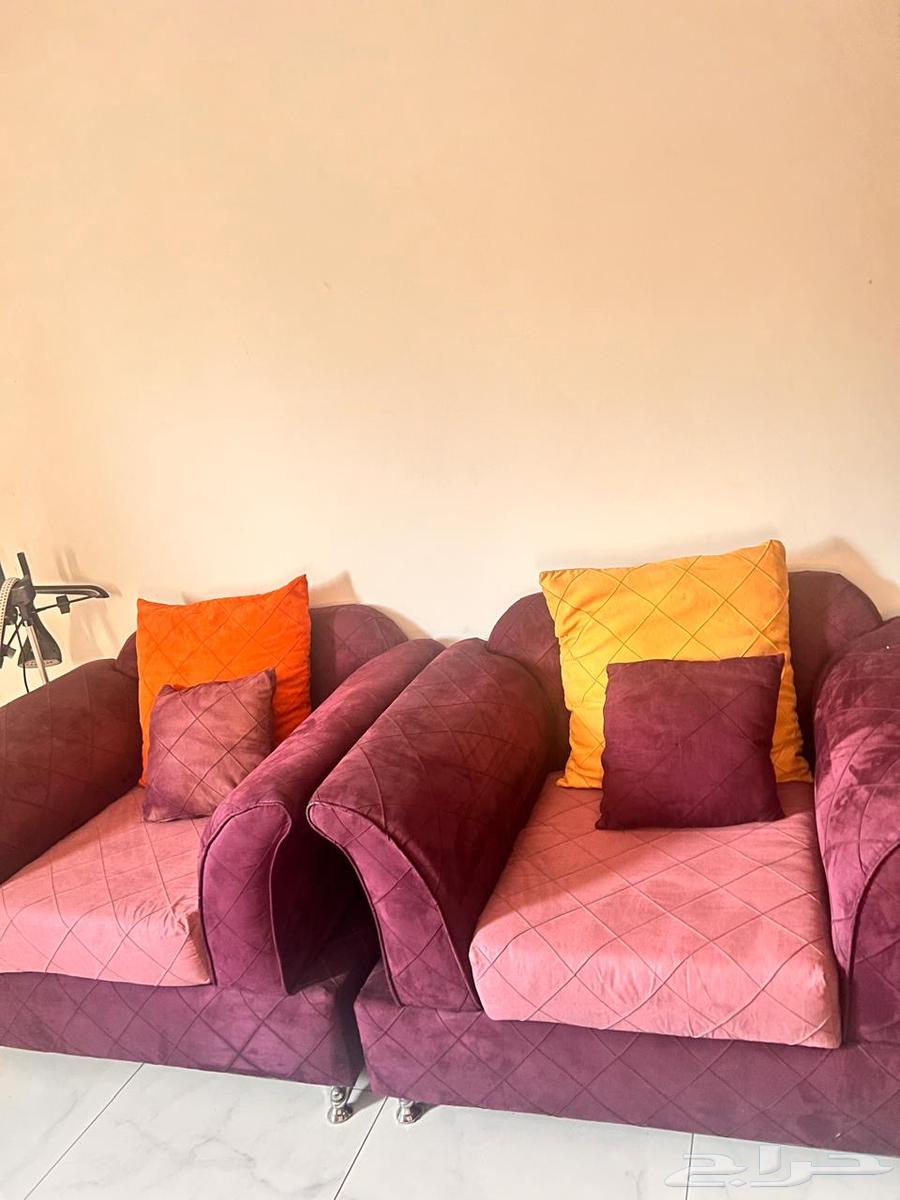 طقم كنب ثلاثيه و2ثنائيه وكنبتين السعر 800ريال64575615454593113