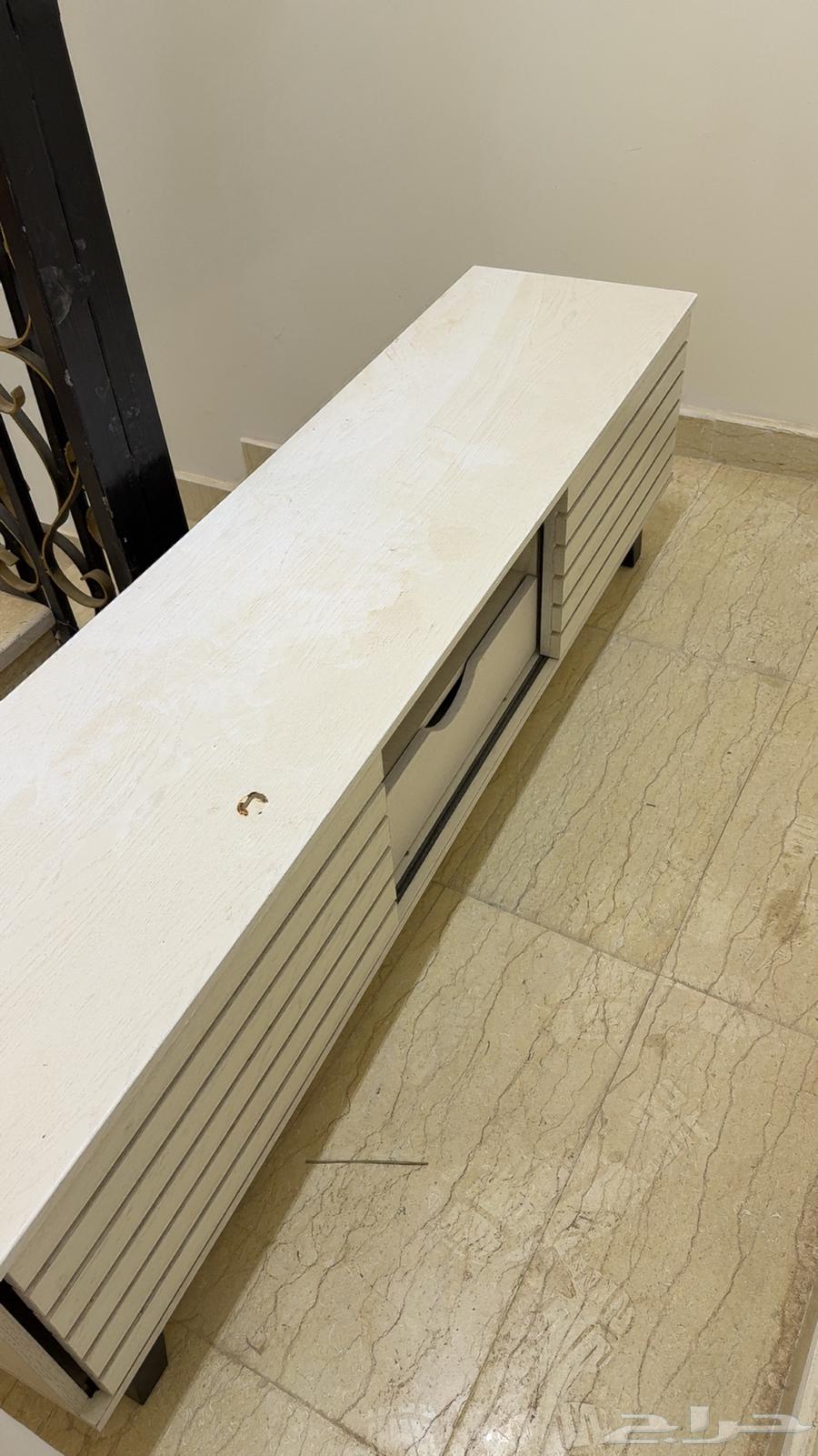 طاولة تلفزيون وفيها حرق بسيط موجود بالصوره64585124444034110