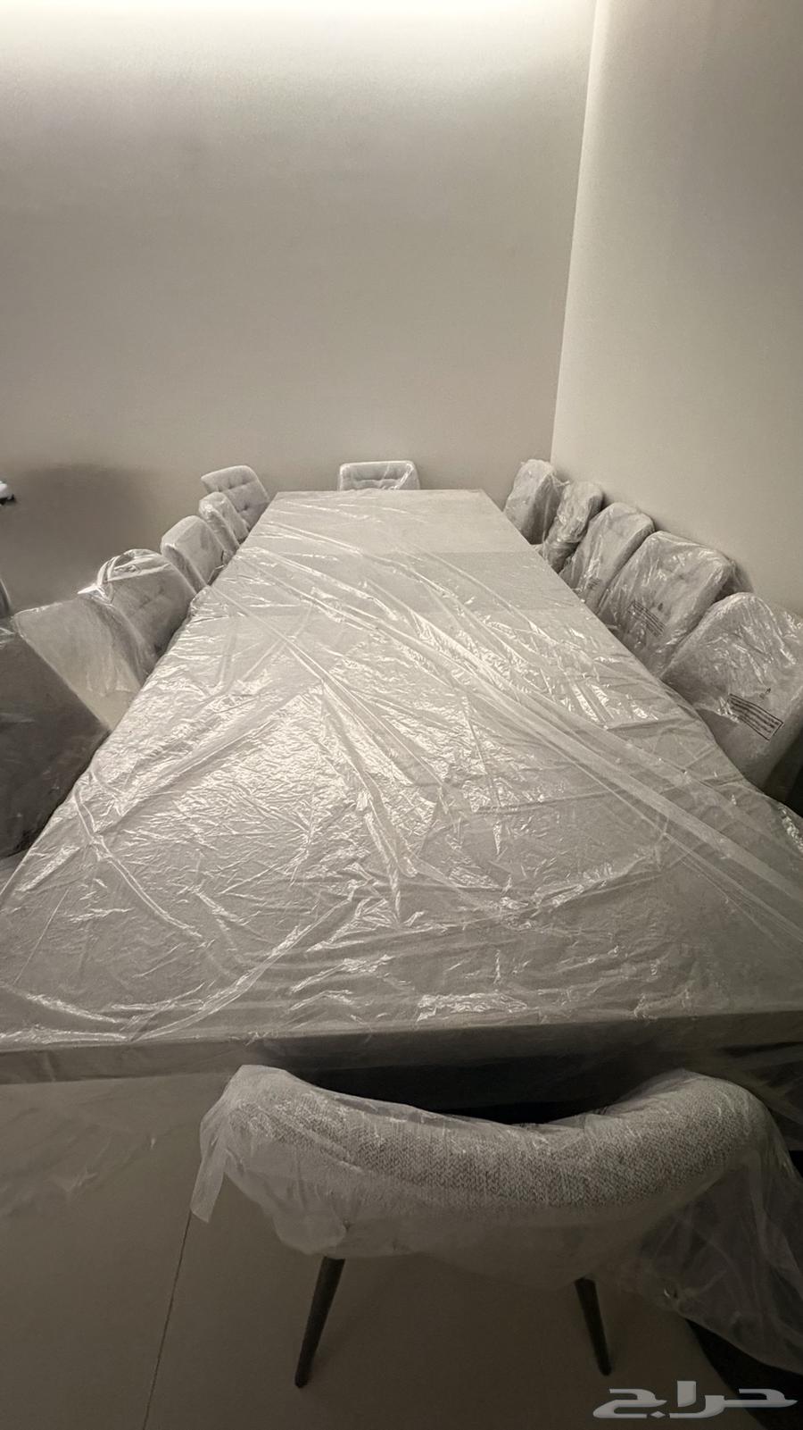 طاولة طعام جديدة تماما64585380799618110