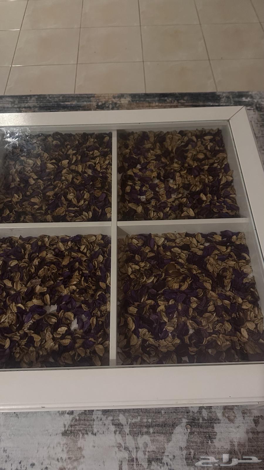 طاولة ايكيا نظيفه للبيع بس الحواف متقشره64581732426370113