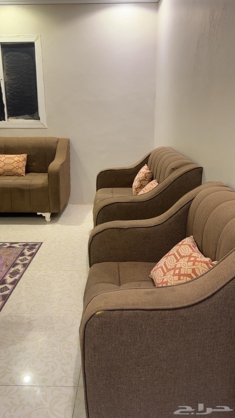 كنب خمس قطع اللون بني مستعمل غير نظيف يحتاج تنظيف64585943102081110