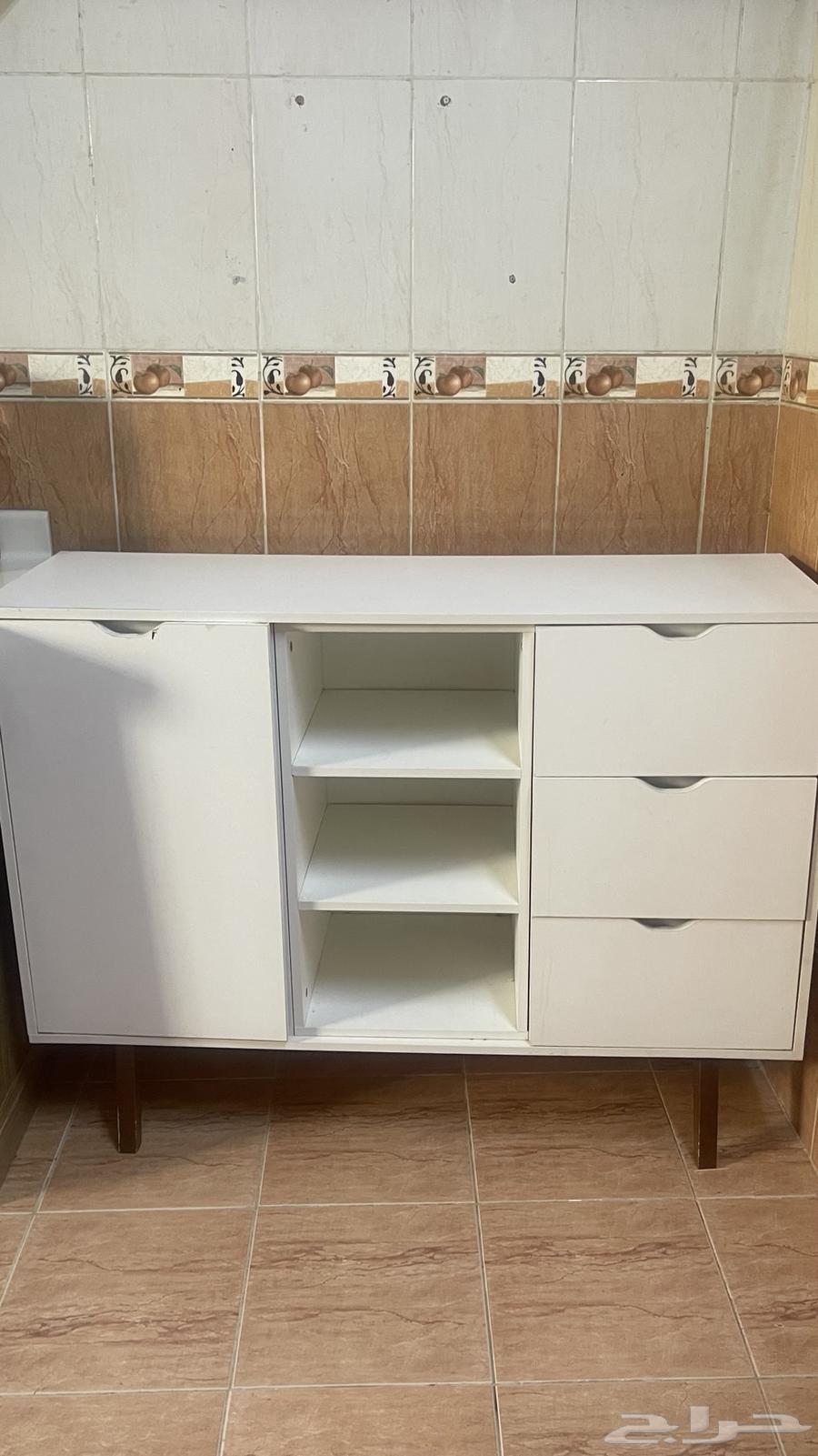 اثاث للبيع   2 كراسي   دولاب كوفي64582997496322112