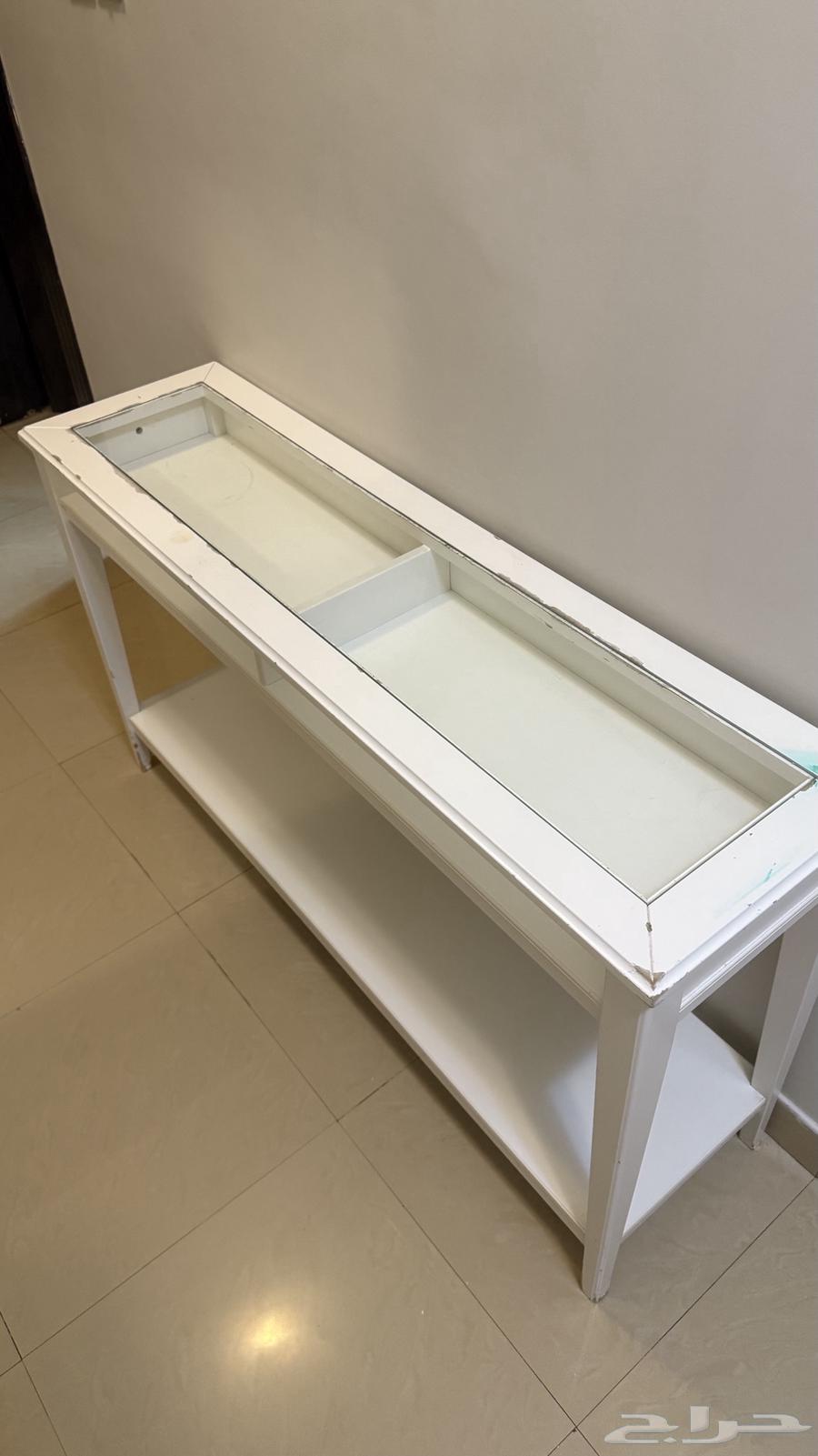 طاوله بيضاء64584602987521110