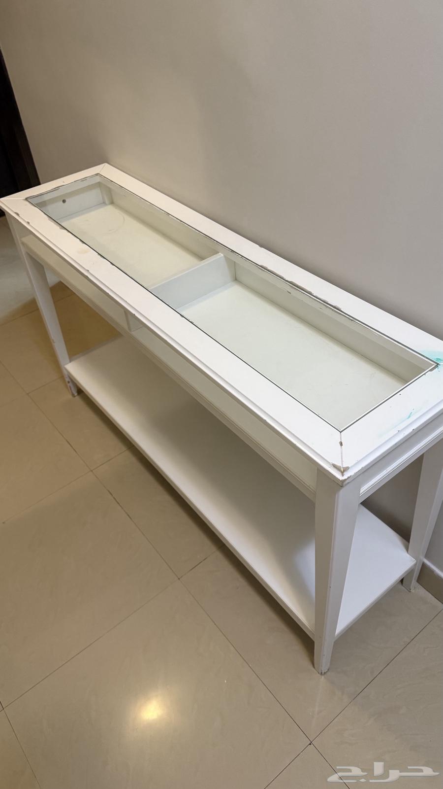 طاوله بيضاء64584602987521111