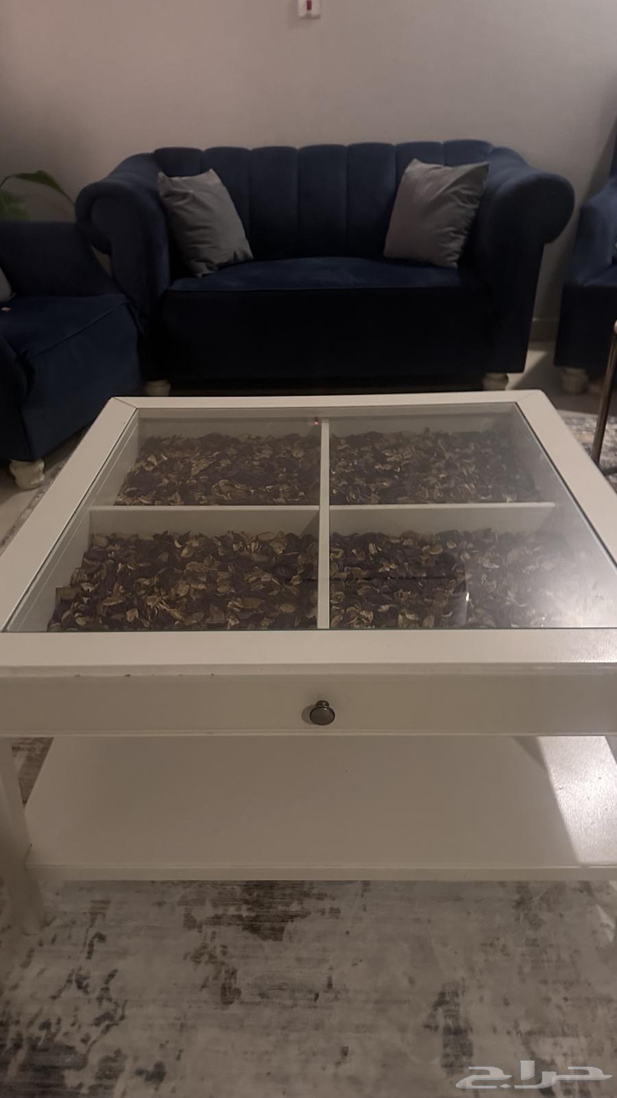 طاولة ايكيا نظيفه للبيع بس الحواف متقشره64581732426370110