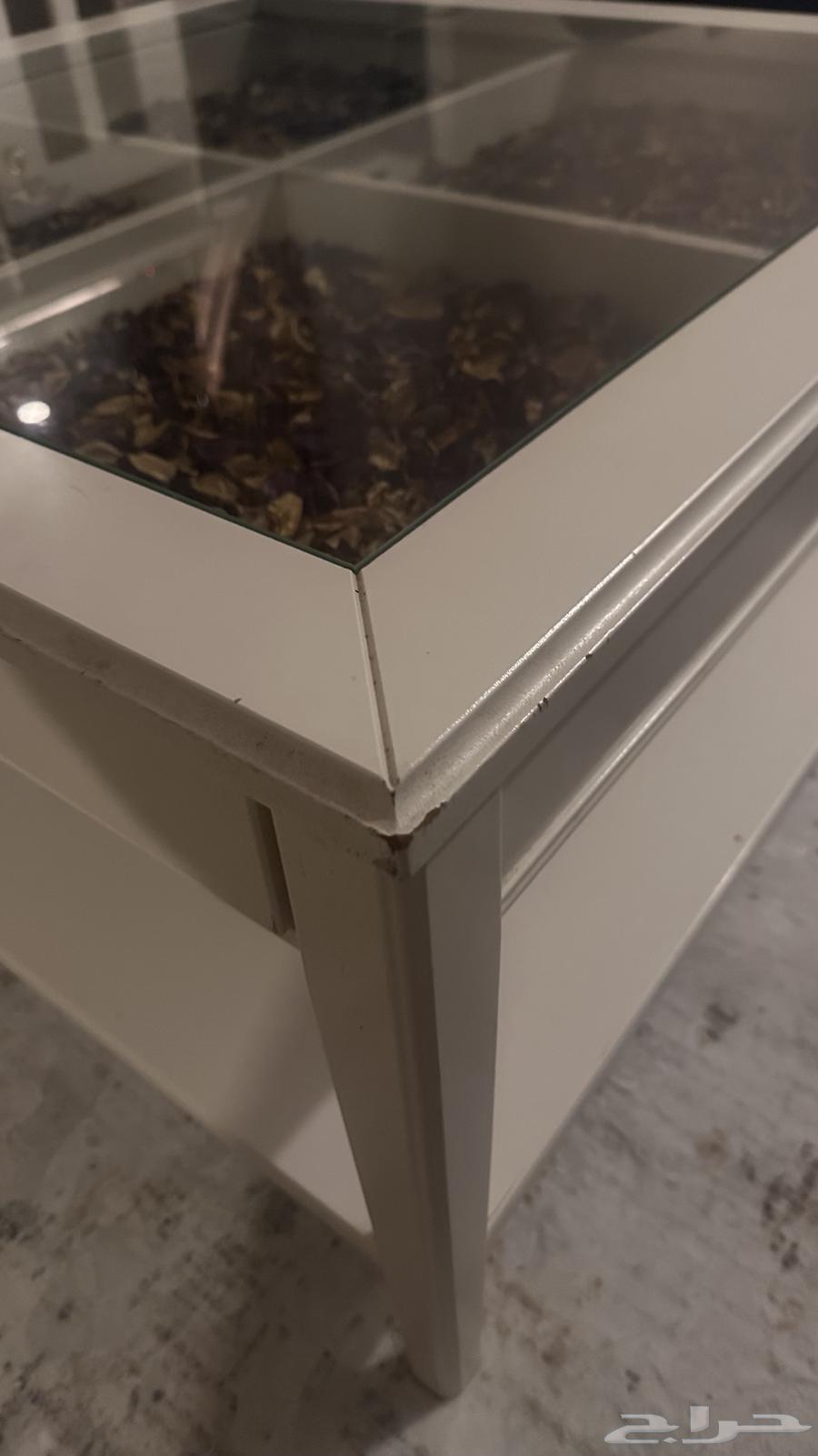 طاولة ايكيا نظيفه للبيع بس الحواف متقشره64581732426370111