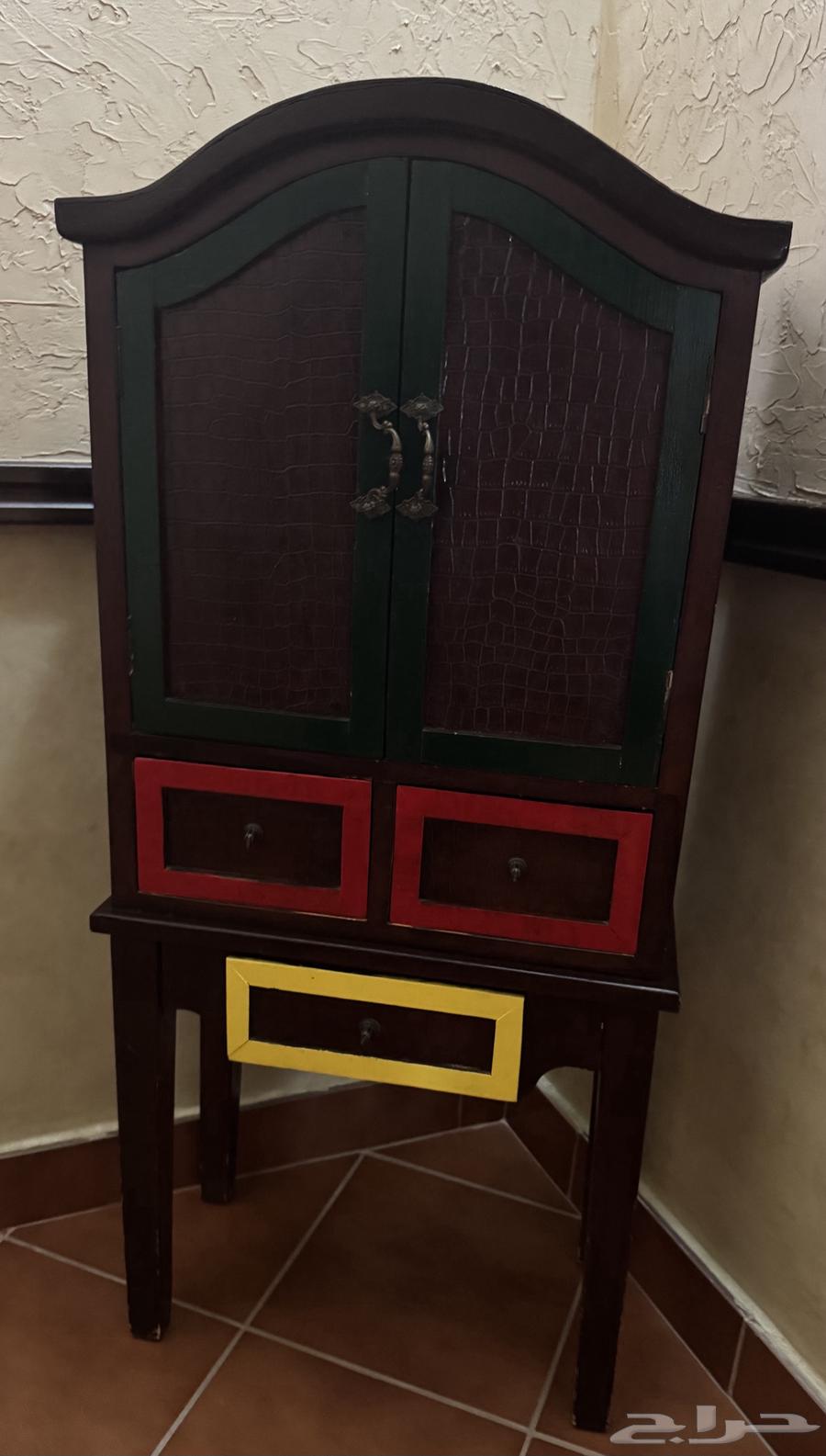 Closets and table64584785495299114