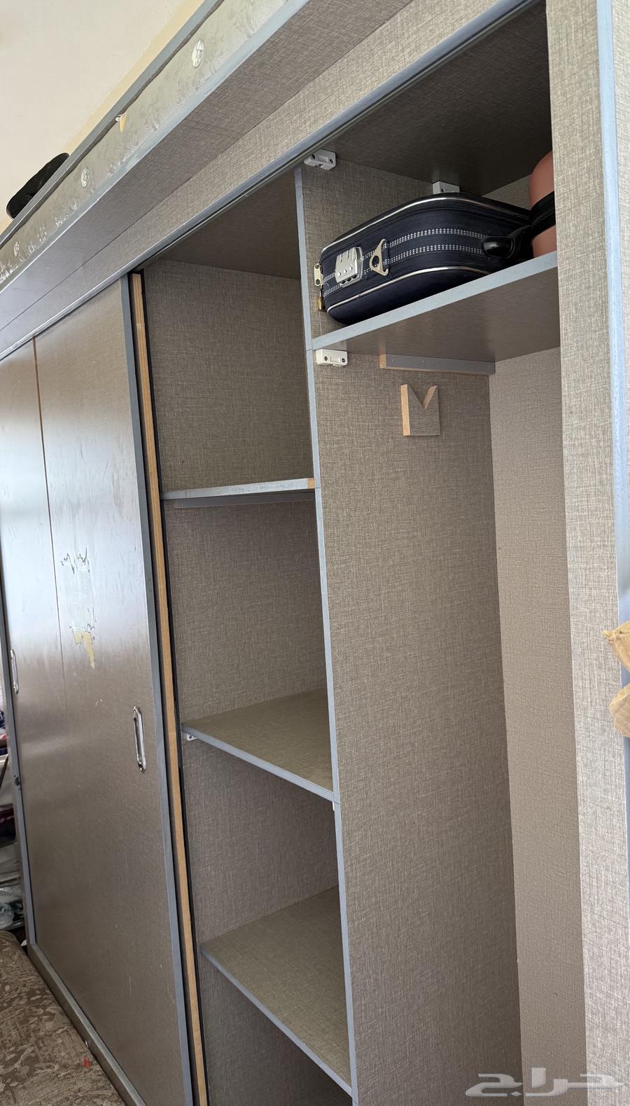 دولاب جديد مافي خدش او كسر يشهد الله كبييرر 2تعليق و2رفوف64585708289793111