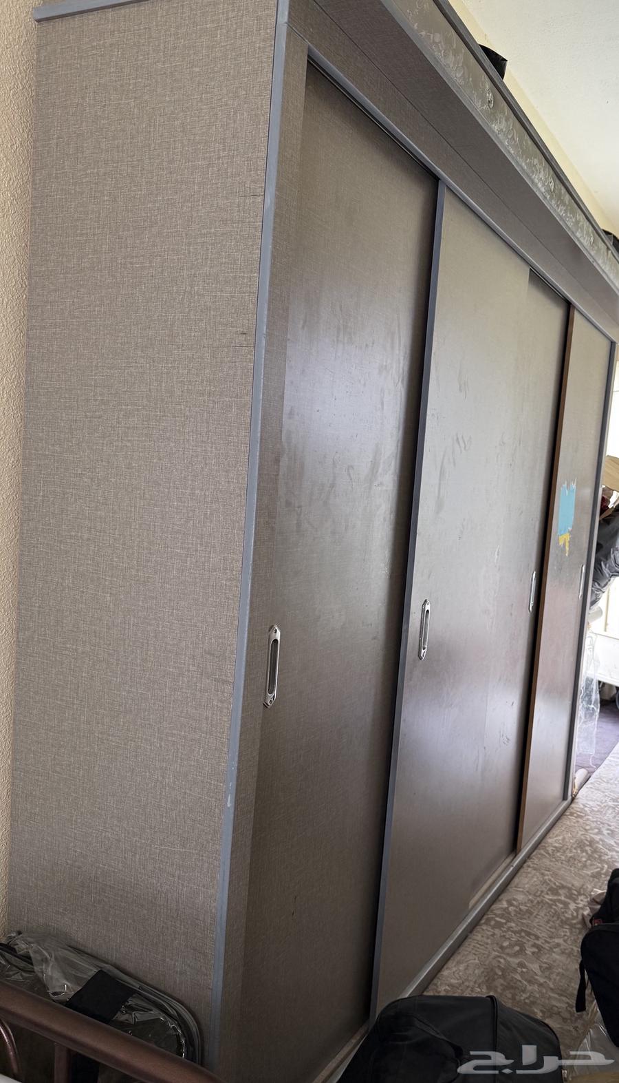 دولاب جديد مافي خدش او كسر يشهد الله كبييرر 2تعليق و2رفوف64585708289793112