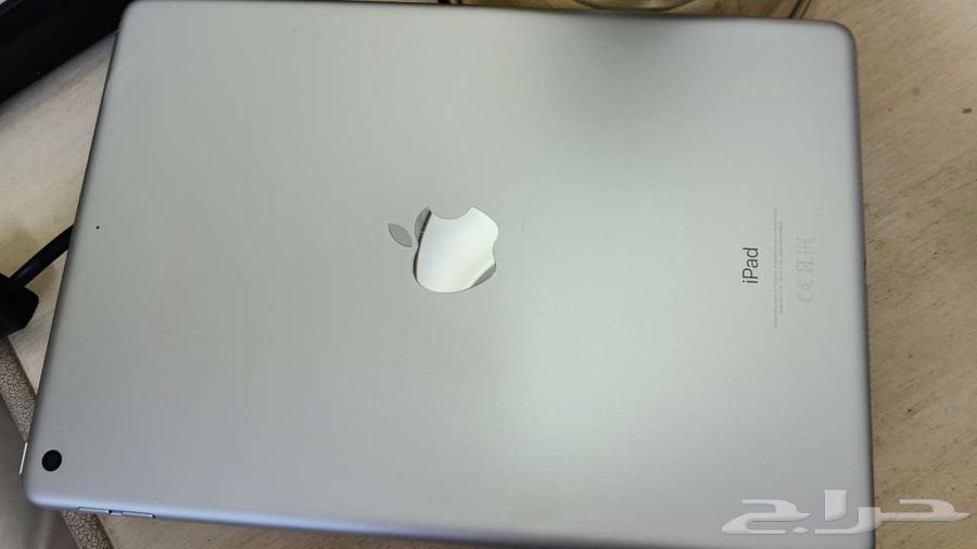 ايباد ابل نظيف ما يشتكي من اي شي معاه كرتونته64584206478595110