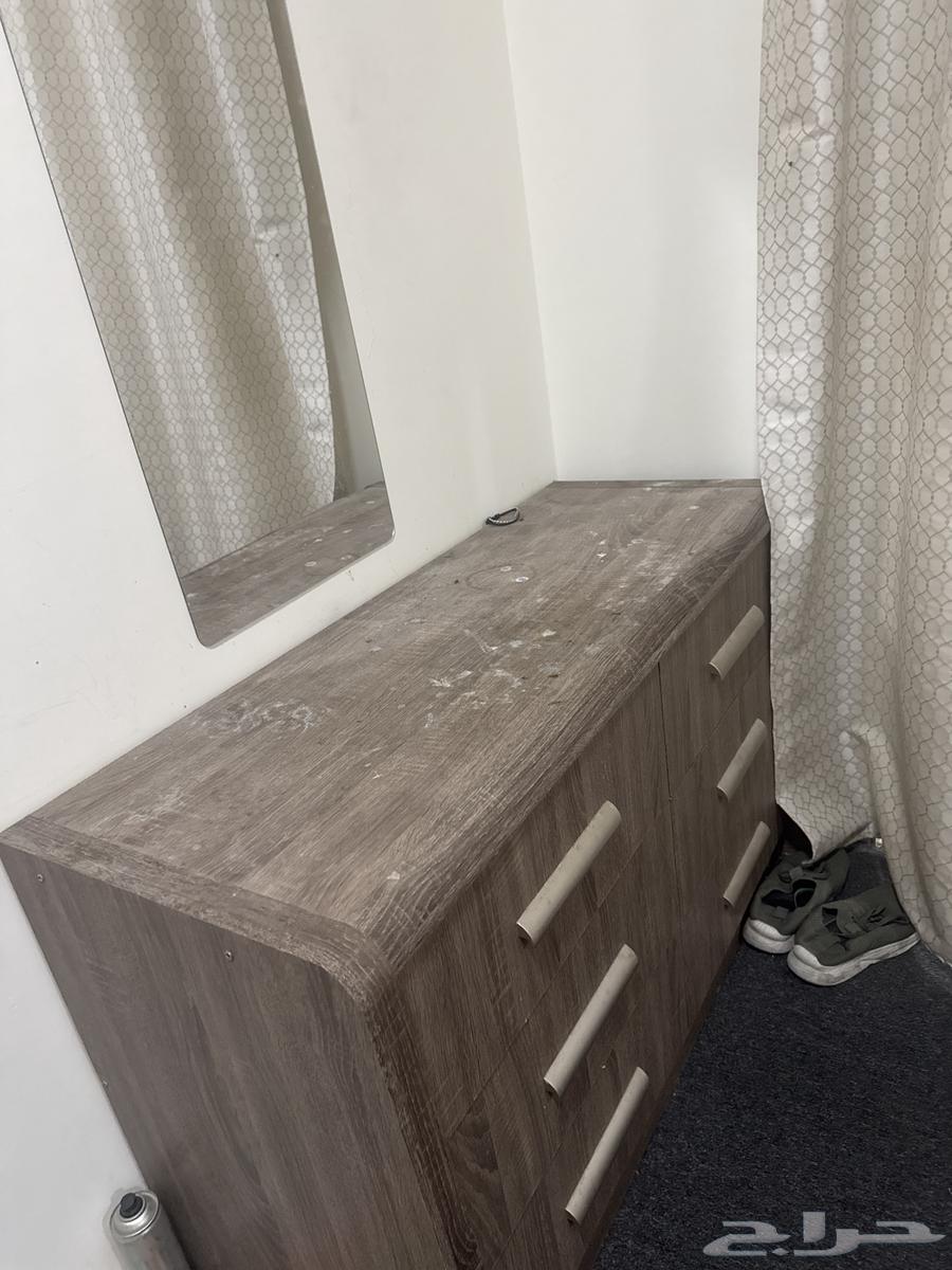 Office desk and chair in excellent condition, without mirror and dresser64585795126275113