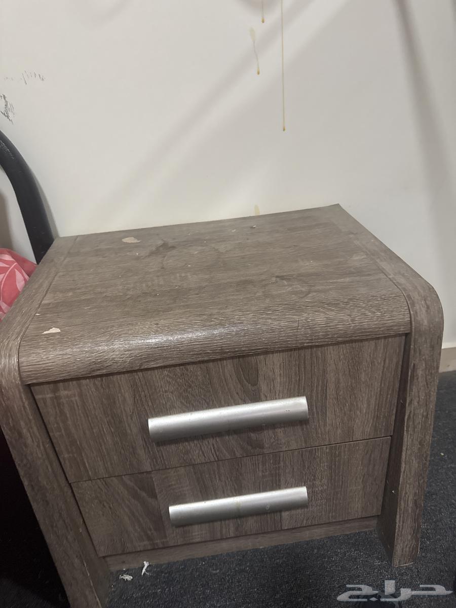 Office desk and chair in excellent condition, without mirror and dresser64585795126275114