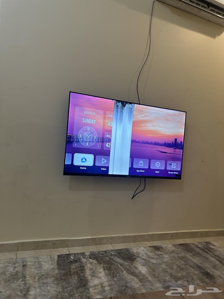 New GVC pr TV with screen crack, only twenty days old64581938584962110