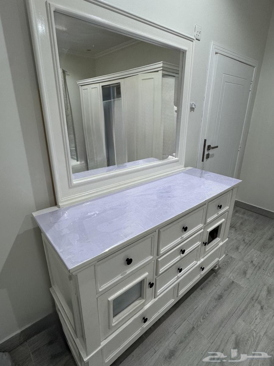 تسريحة غرفة نوم بحالة جيده64587652572290110