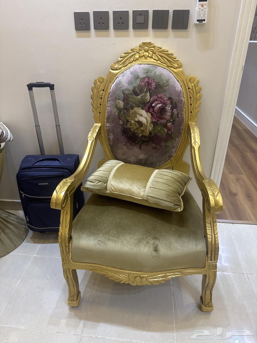 طقم كنب نوع فخم شبه جديد يتسع لعدد 14 شخص وايضا دولاب زجاجي64584404648321113