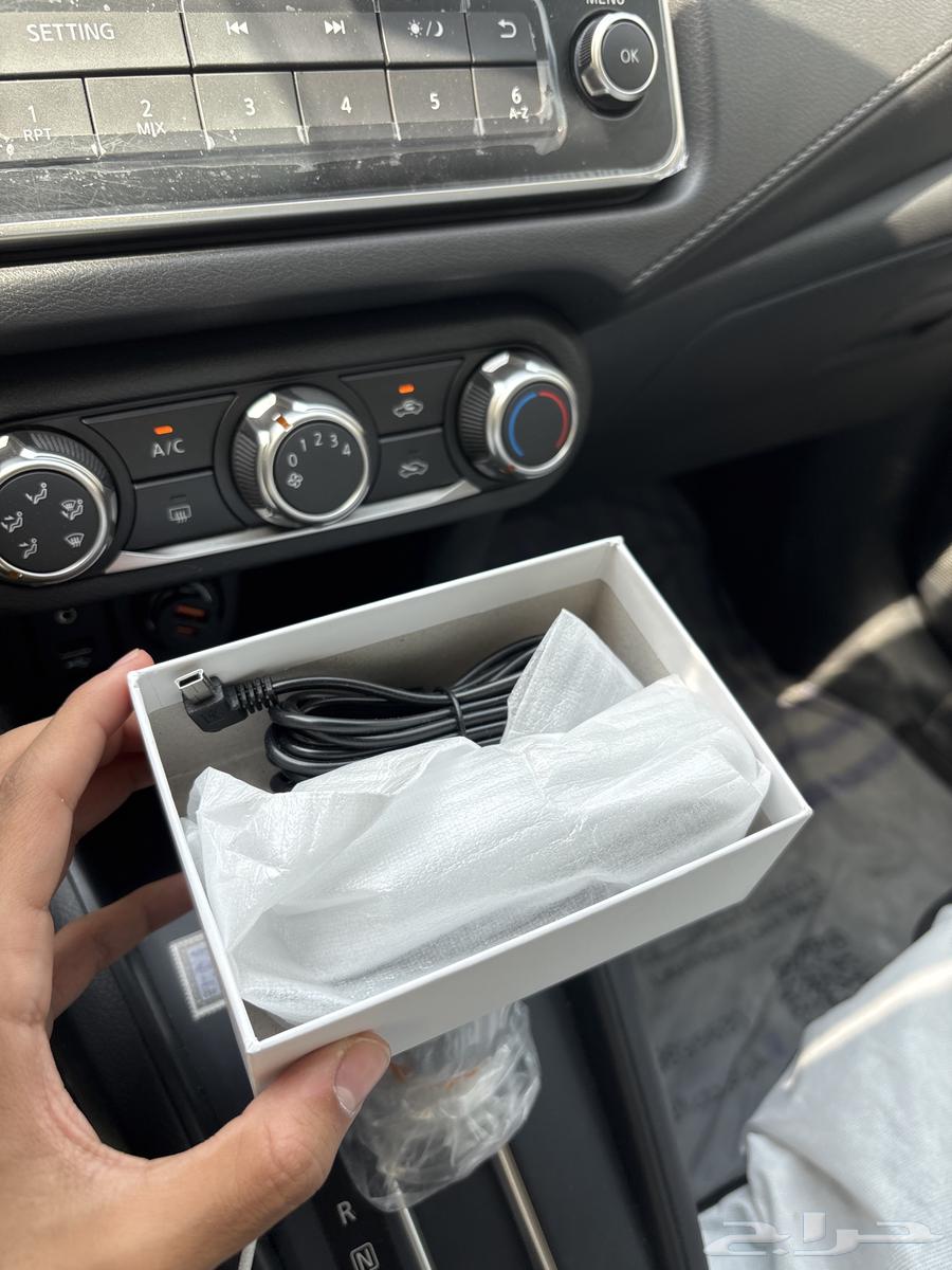 New Dash Cam 180 with its box.64582487449473111