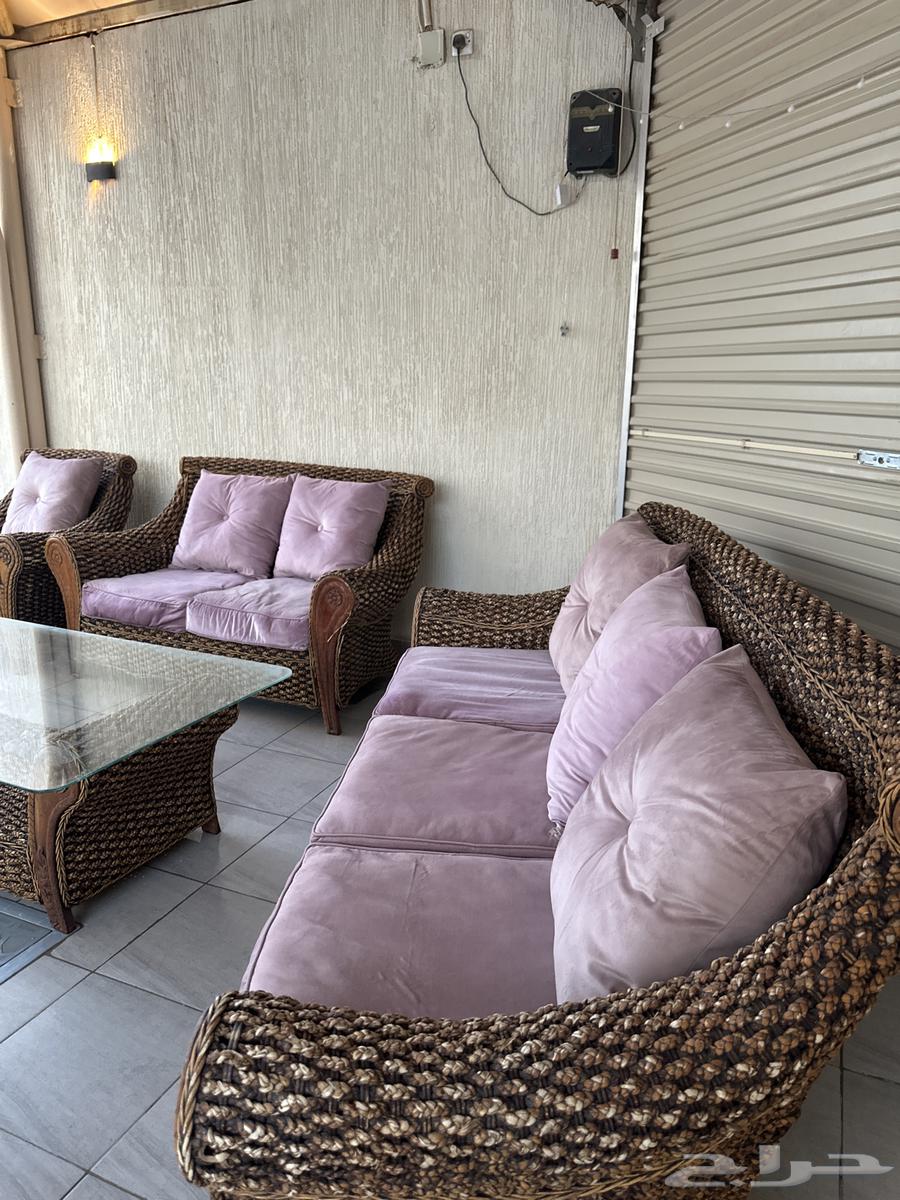 كراسي خشب جميله بطاولتهاا وبمسااندها ( نظيفه جدا  )64584785400579110