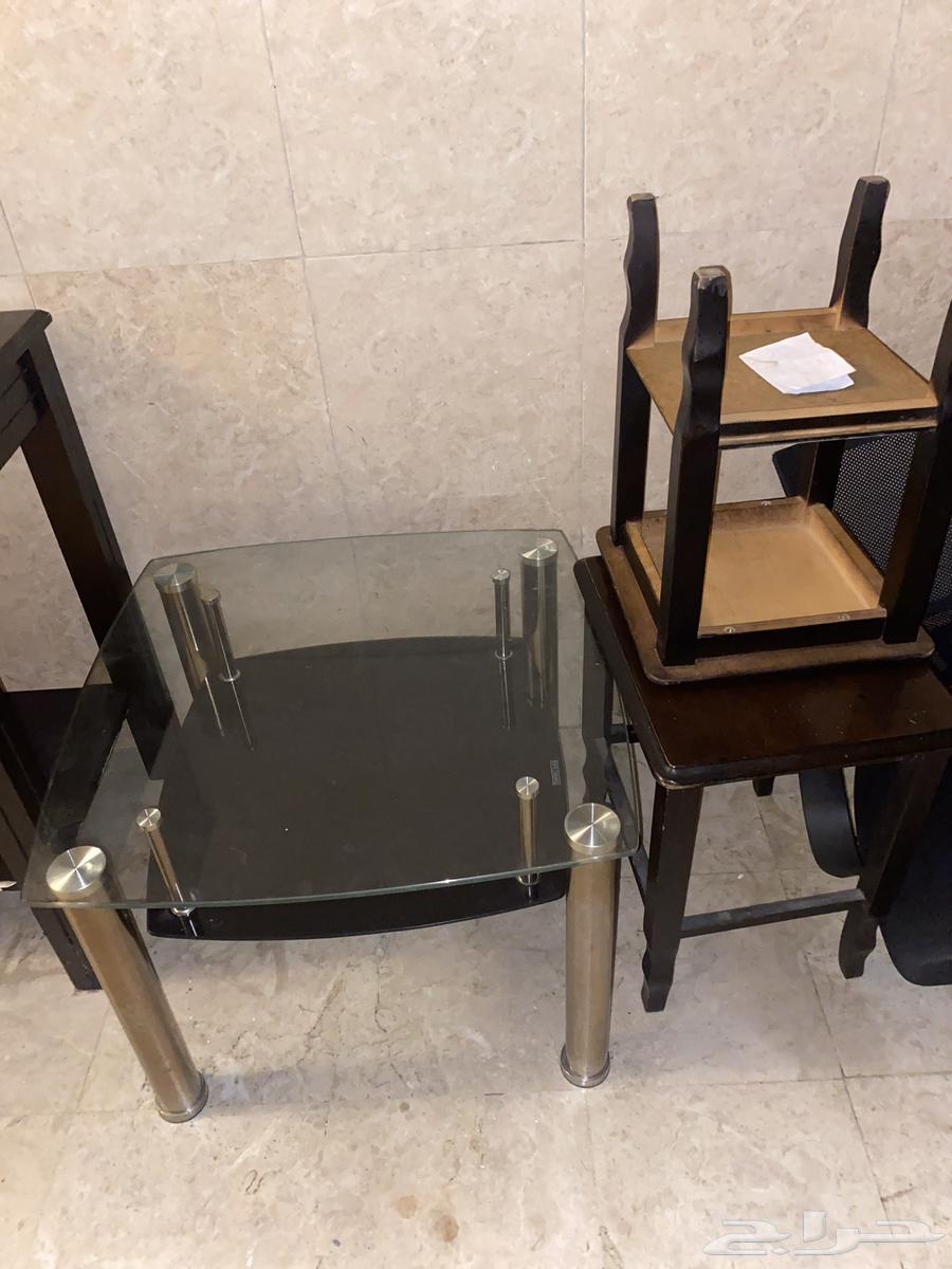 اثاث للبيع طاولتين مكتبية و طاولات صغيره و طاوله قزاز صغيره64587689732737112