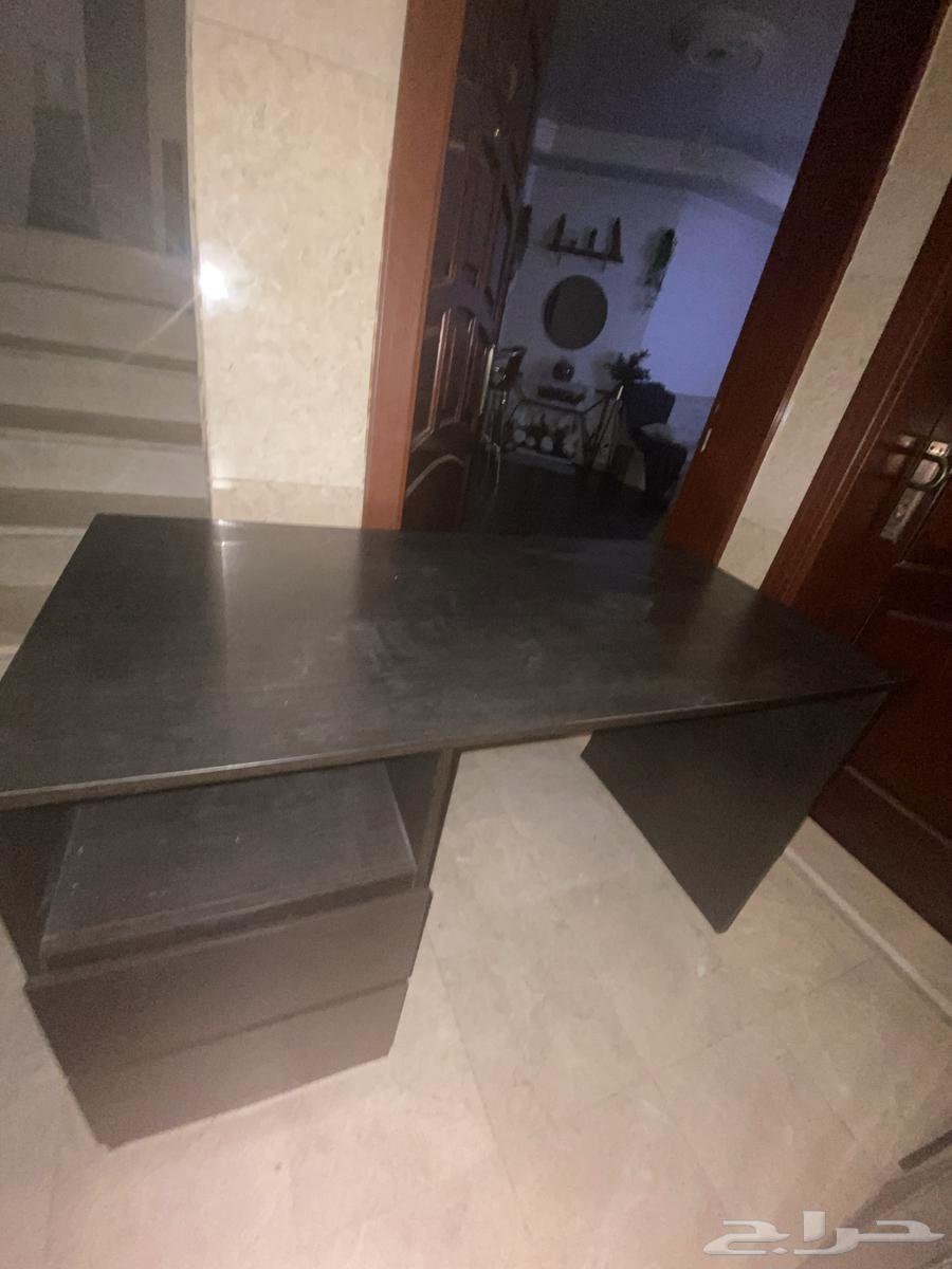 اثاث للبيع طاولتين مكتبية و طاولات صغيره و طاوله قزاز صغيره64587689732737110