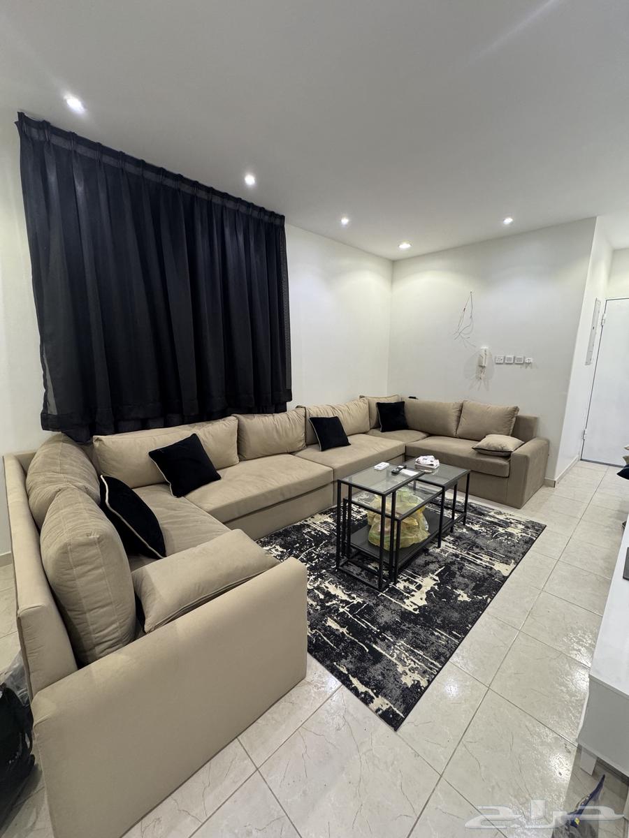 كنب صالة مع سجادة وطاولات خدمة استخدام سنة والبيع مستعجل64581292747265110