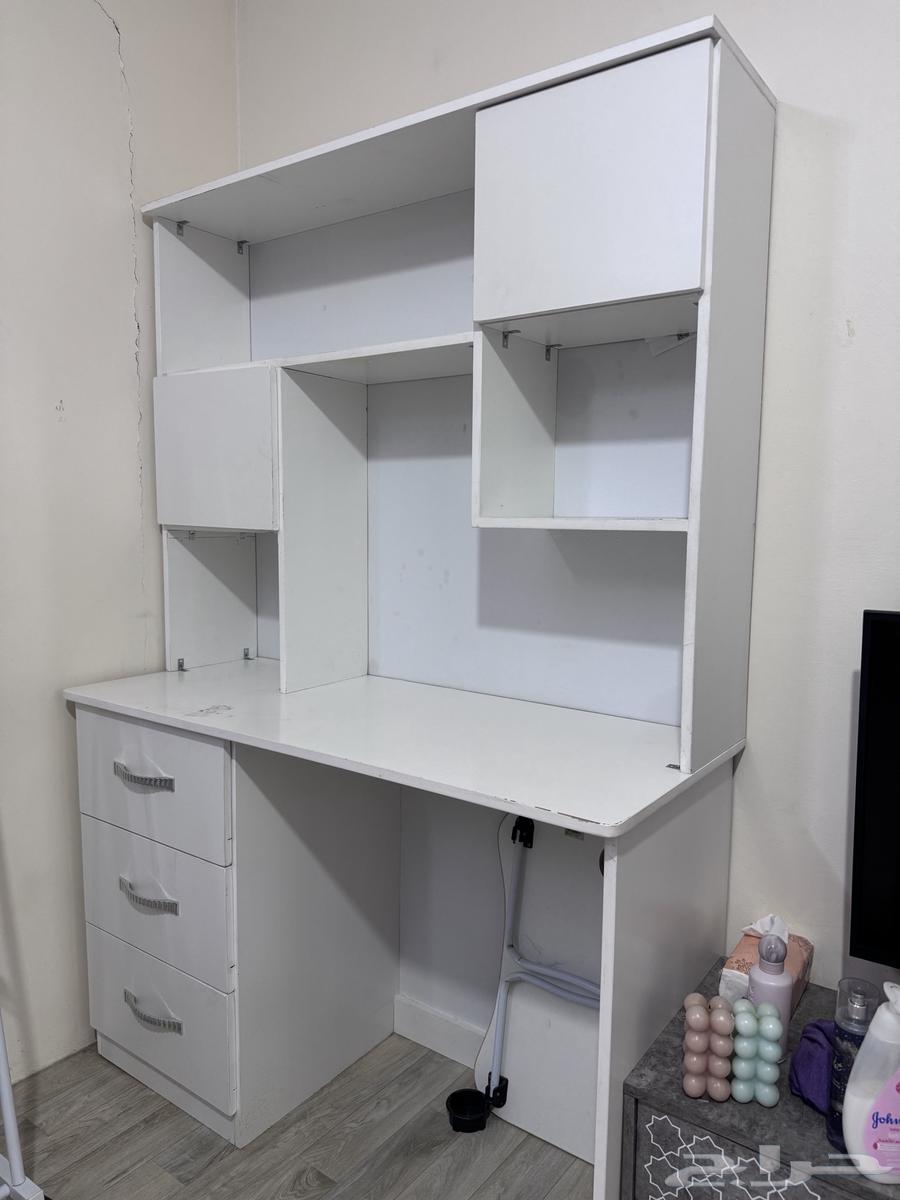 مكتب مع رفوف وادراج تخزين بحاله جيده64587677380995110