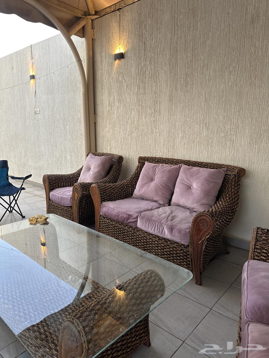 كراسي خشب جميله بطاولتهاا وبمسااندها ( نظيفه جدا  )64584785400579111